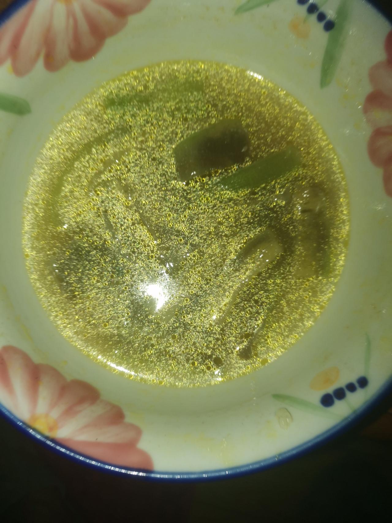 做丝瓜汤时，丝瓜经常会变黑。
有时丝瓜本身可能变久了，切的时候就有部分变黑了。