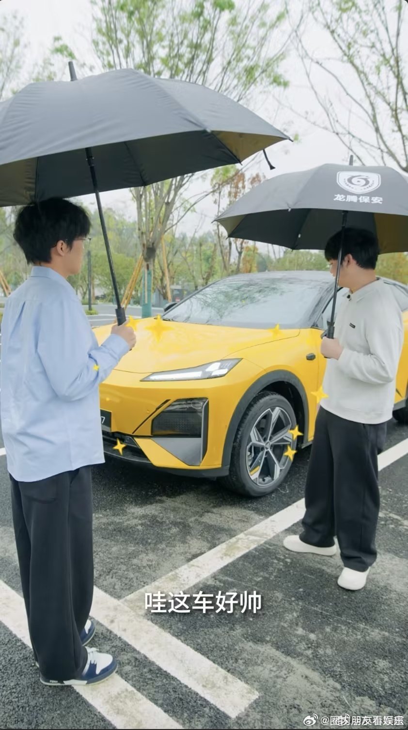 重庆狼队清清皖皖合体 清清皖皖合体，重庆狼队粉丝狂喜时刻！两人同框状态绝佳，期待