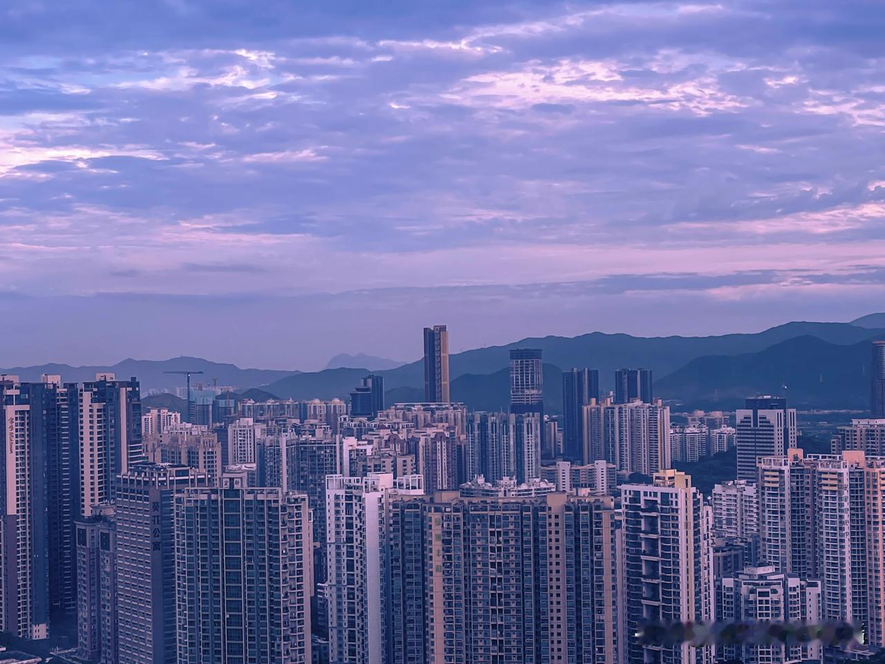 高楼映霞光，城市入画图。一场绝美的光影盛宴。高楼大厦林立，在霞光的轻抚下，轮廓被