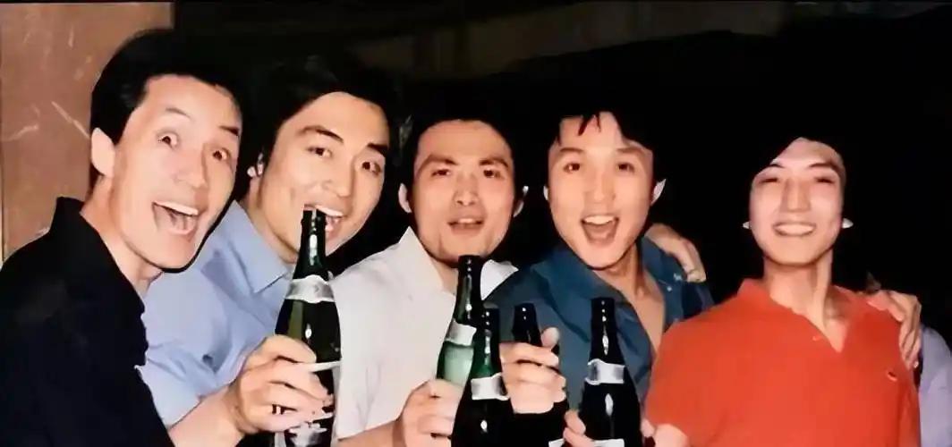 这张5人同框旧照，我只认出了张眉努眼的冯远征，几绺乌发覆额的吴刚，右一穿着红T恤