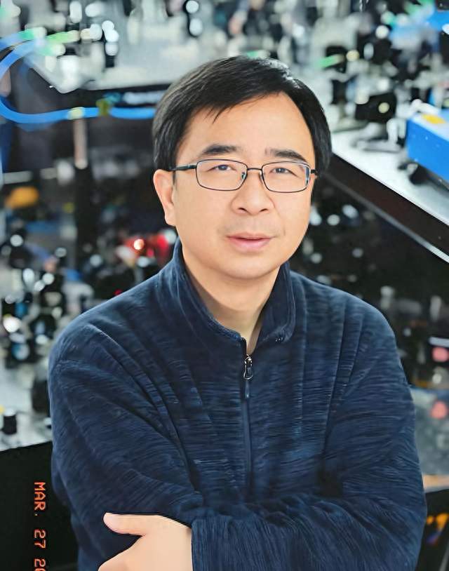 潘建伟一句朴素嘱托看哭无数人：送你们出国，只为学成回家报国