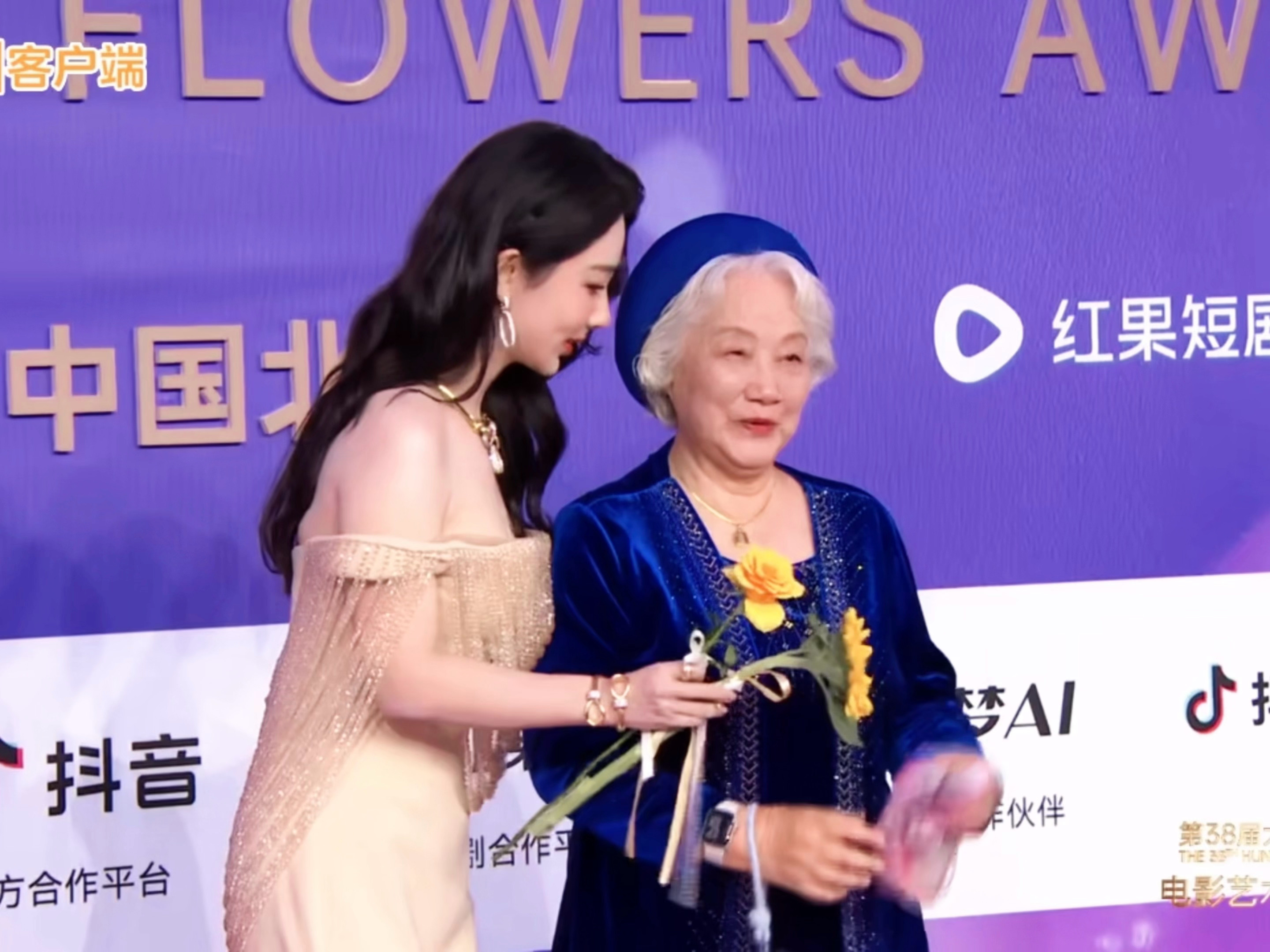 一直想把花给奶奶拿/合影的小女孩😚杨紫·百花奖红毯