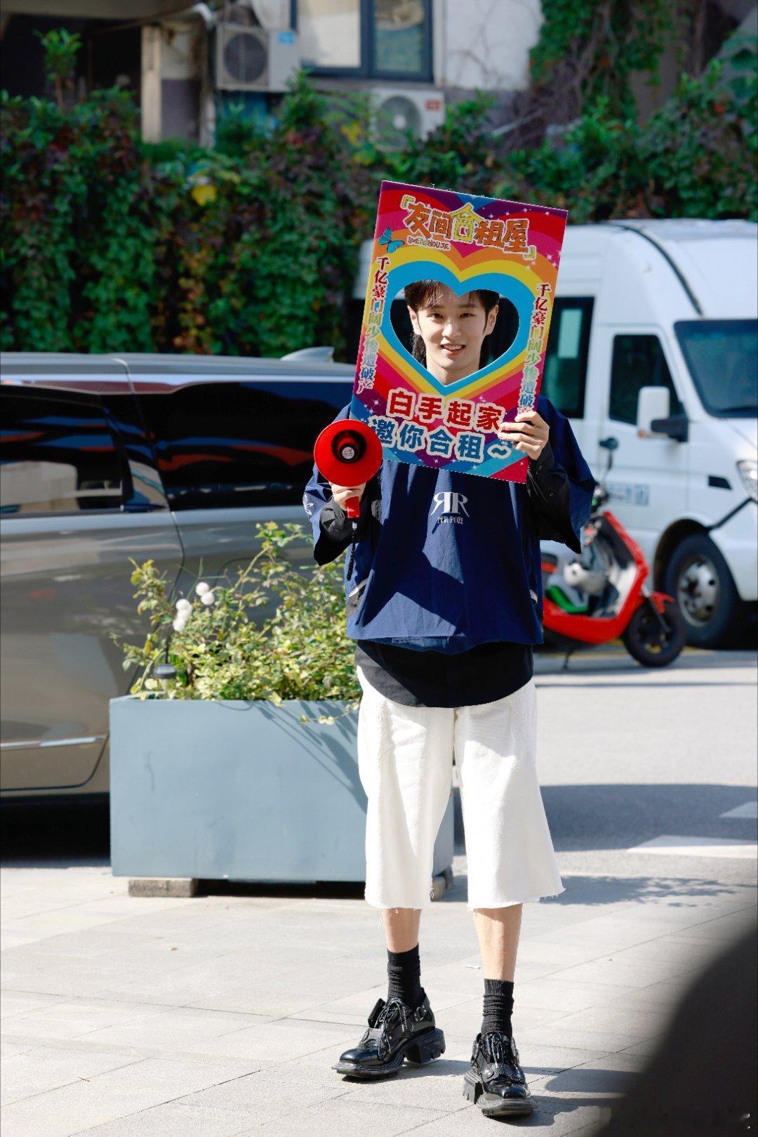 #李汶翰招舍友全靠喊的#哈哈哈李汶翰你是真的有点幽默在身上的啊！谁家好人招舍友全