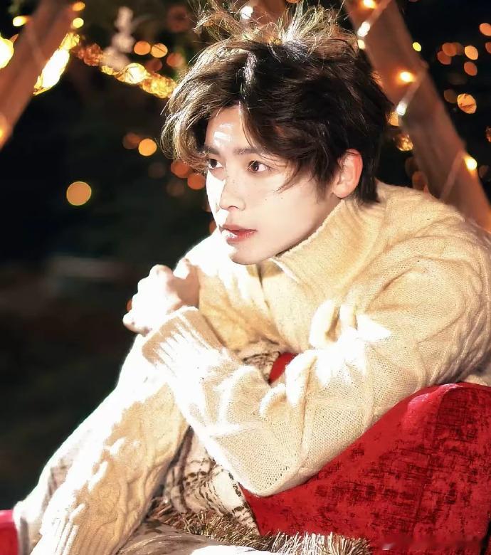 侯明昊空降笑不活了家人们！侯明昊空降超话还会自嘲“级别低”，也太可爱了吧！作为老