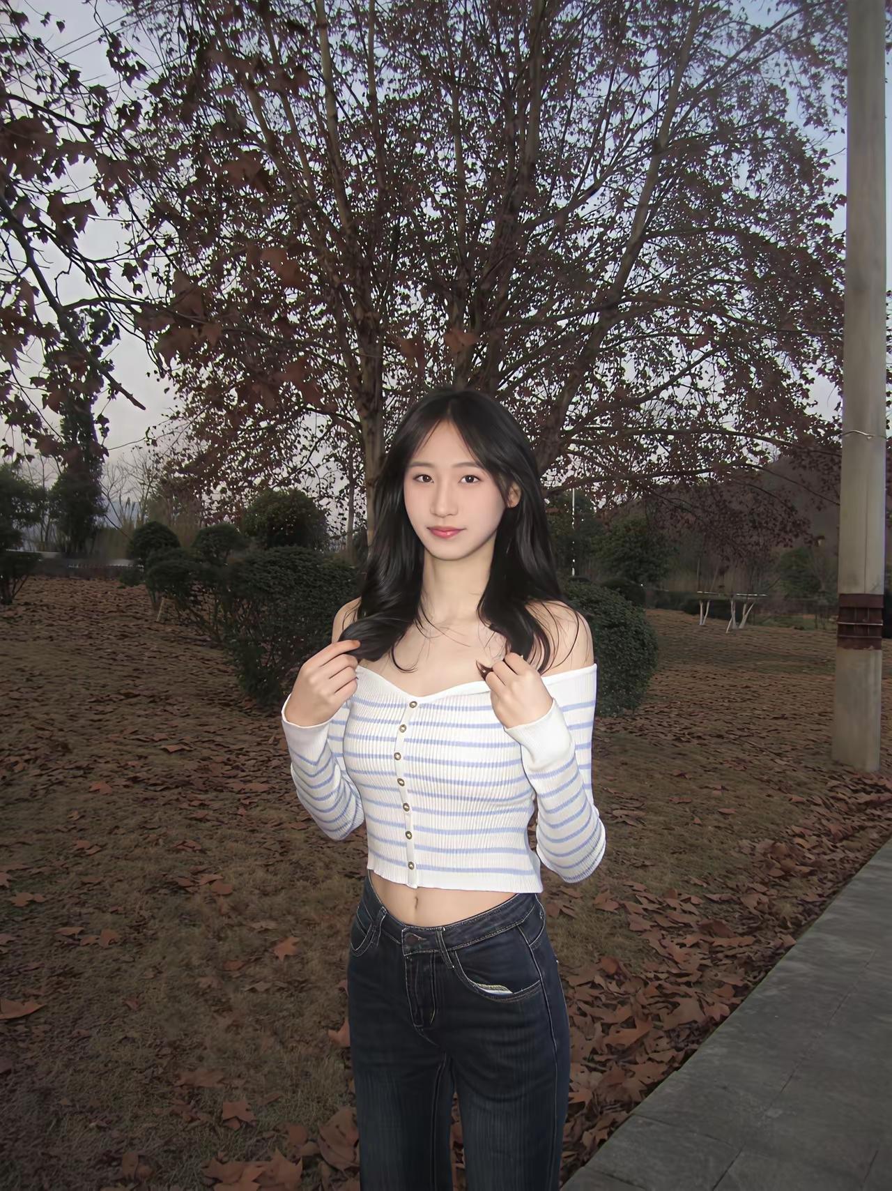 秋风起，落叶舞，美人倚树立。