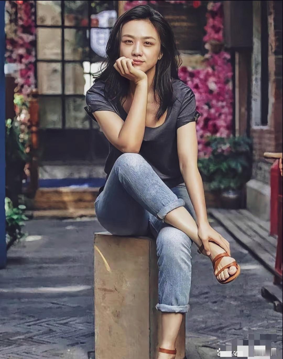 汤唯皮肤黝黑，不是传统的美女，但她的气质与无伦比，一种无惧无畏，傲视群雄，蔑视一