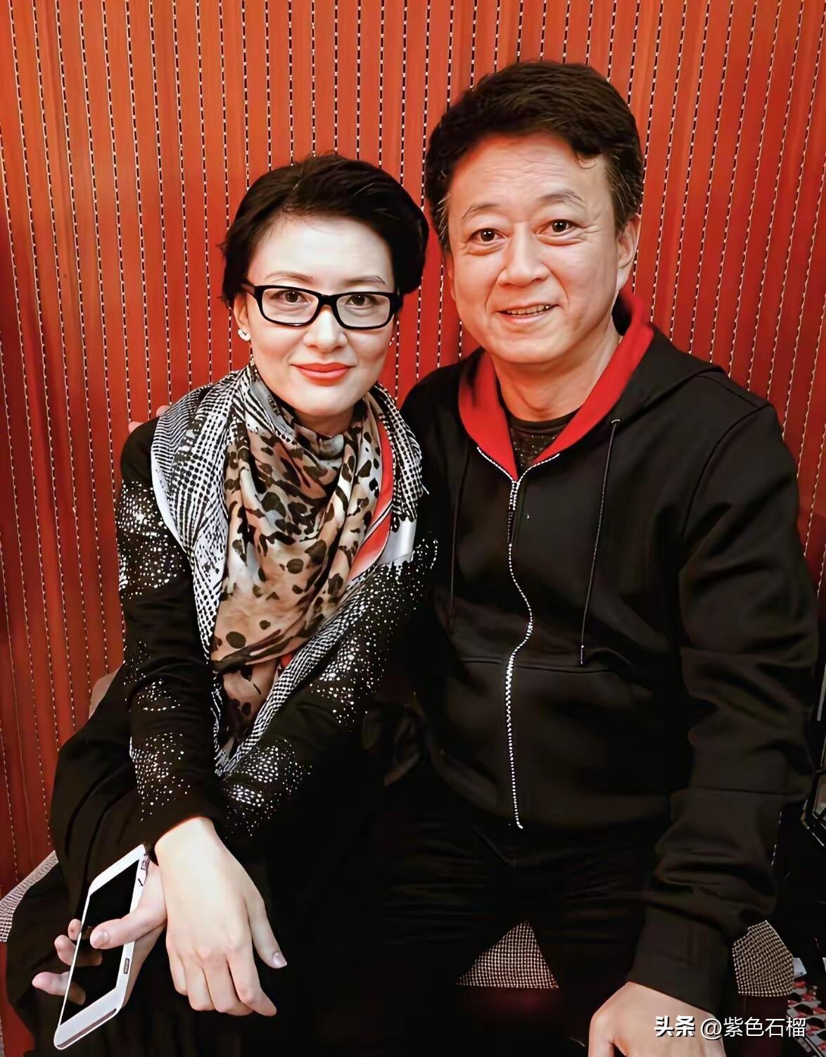 央视前主持人周涛和朱军的近日的一张合照。他们俩可以说是央视春节联欢晚会的“黄金搭