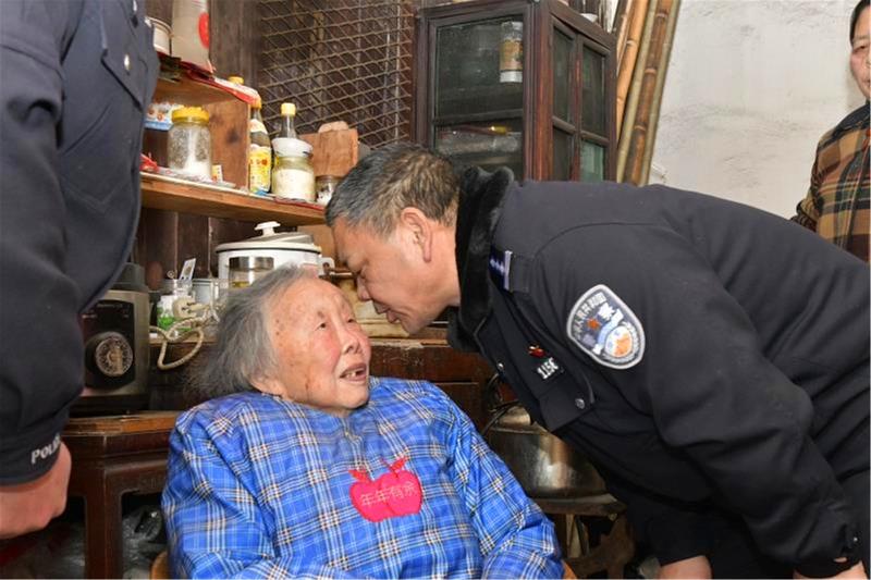 民警紧急救援 七旬老人深夜走失，这样的事真让人揪心，但好在有民警紧急救援。就像2