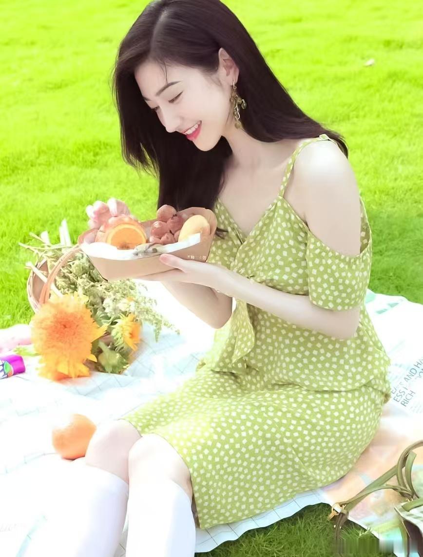 景甜风波后首个封面 很喜欢这组封面的格调，景甜的气质沉静柔和，没有过度浓烈的妆感