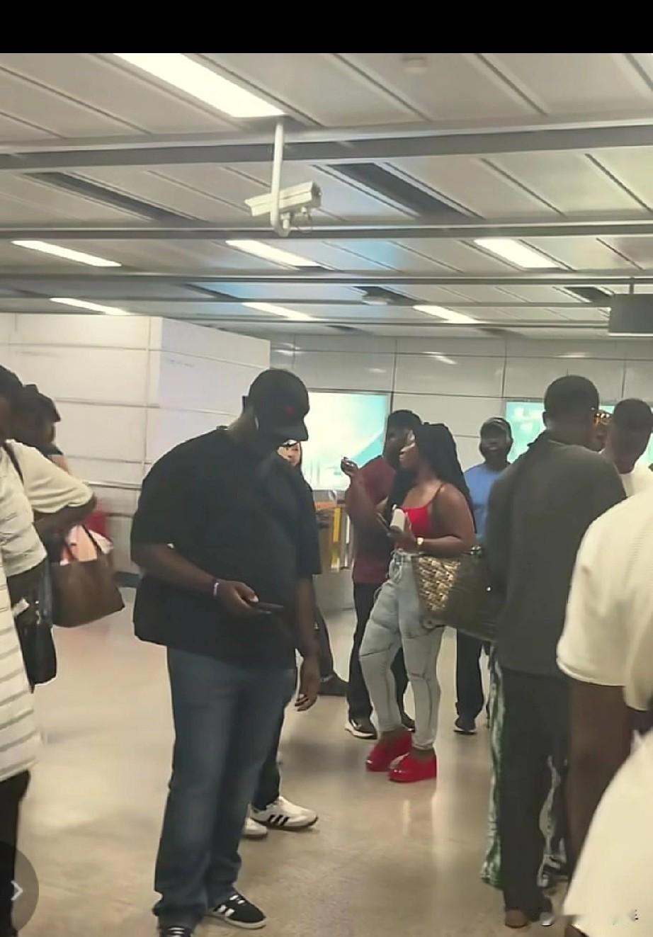 广州黑人社区越扩越大，

华夏血脉保卫战开打，

未来会变法国吗？

最近新闻里