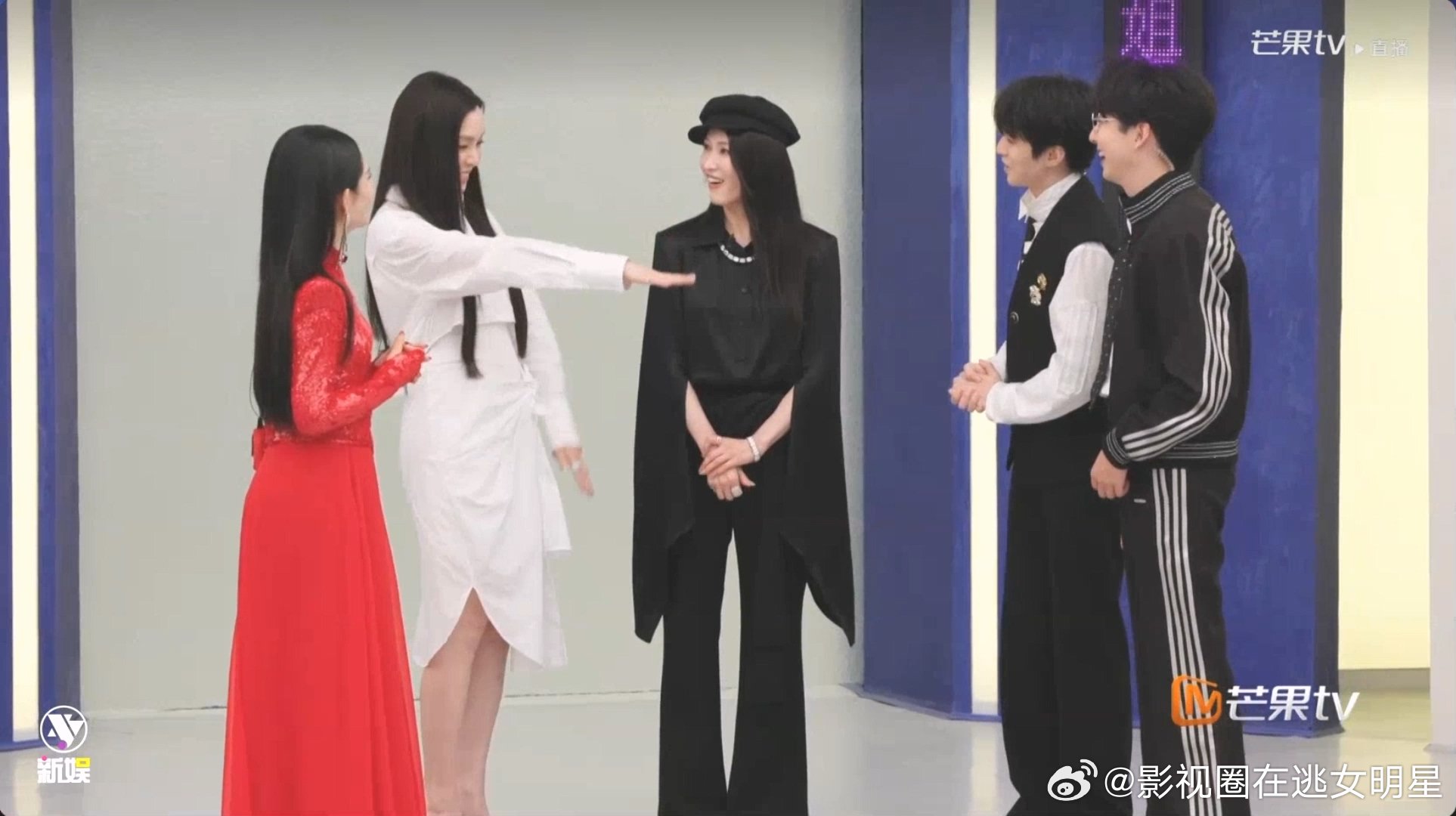 王俊凯比范玮琪儿子才大一岁王俊凯在练习室唱歌被范玮琪看到王俊凯 乘风初见面直播小