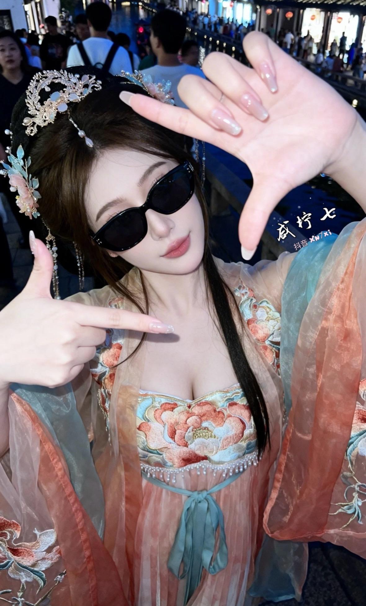 cos场照 谁还不是小腰精 sexygirl 穿美裙赴夏日之约 异域写真