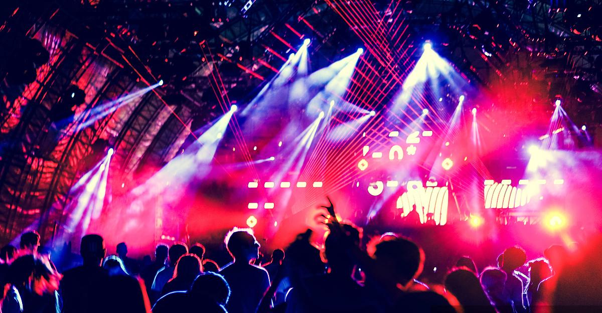 最初的流行歌曲，流传40年的“军旅民谣”——《军港之夜》

在中国音乐史上，有一