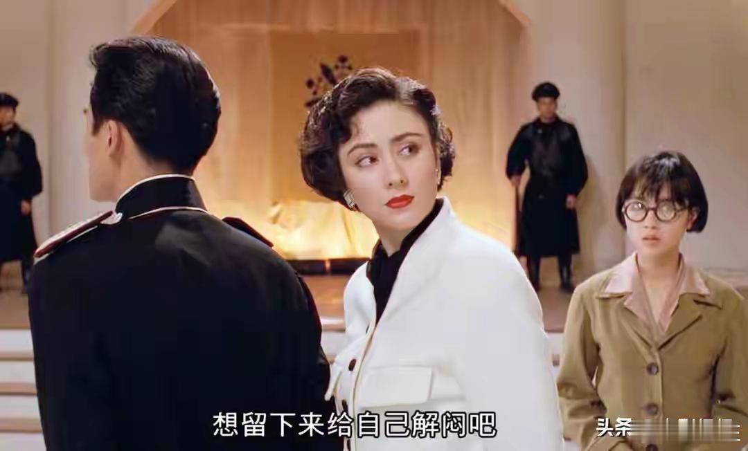 美女总是相似的，洪金宝的妻子和利智有点像，两人都妩媚动人。 