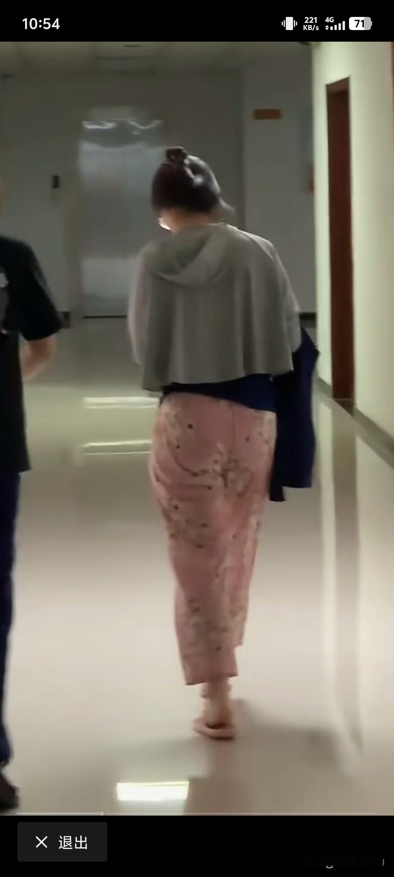 这是穿着睡裤来医院了
肯定遇到啥急事了