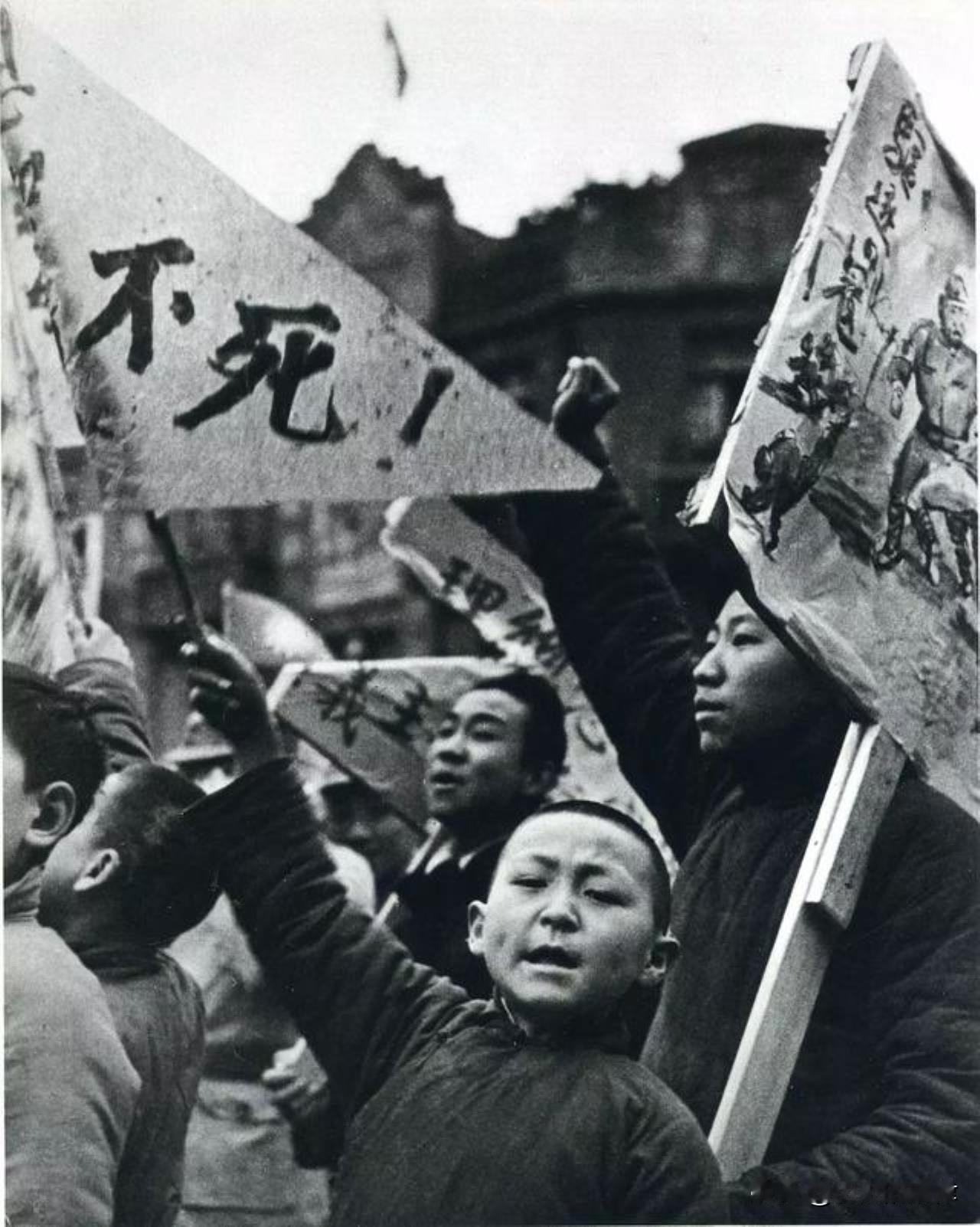 1948年生死瞬间：地下党员被围堵，一个小姑娘的摆手救了他
 
1948年4月1