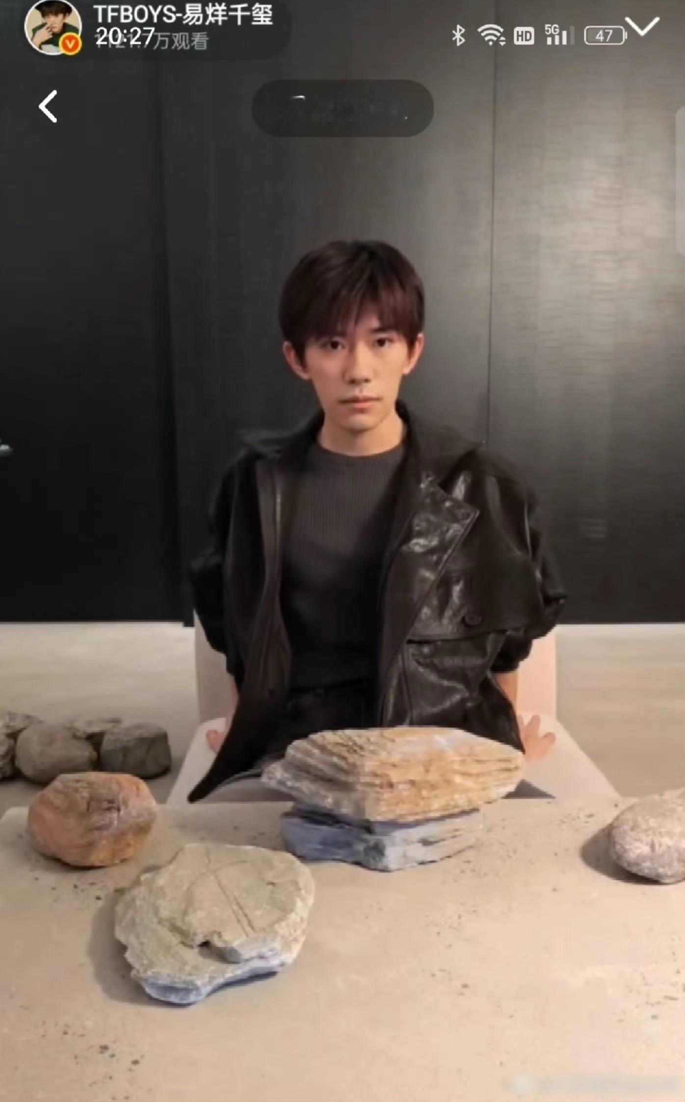 易烊千玺微博直播不知道是不是错觉，千玺现在身上有一种浓浓的厌世感... ​​​
