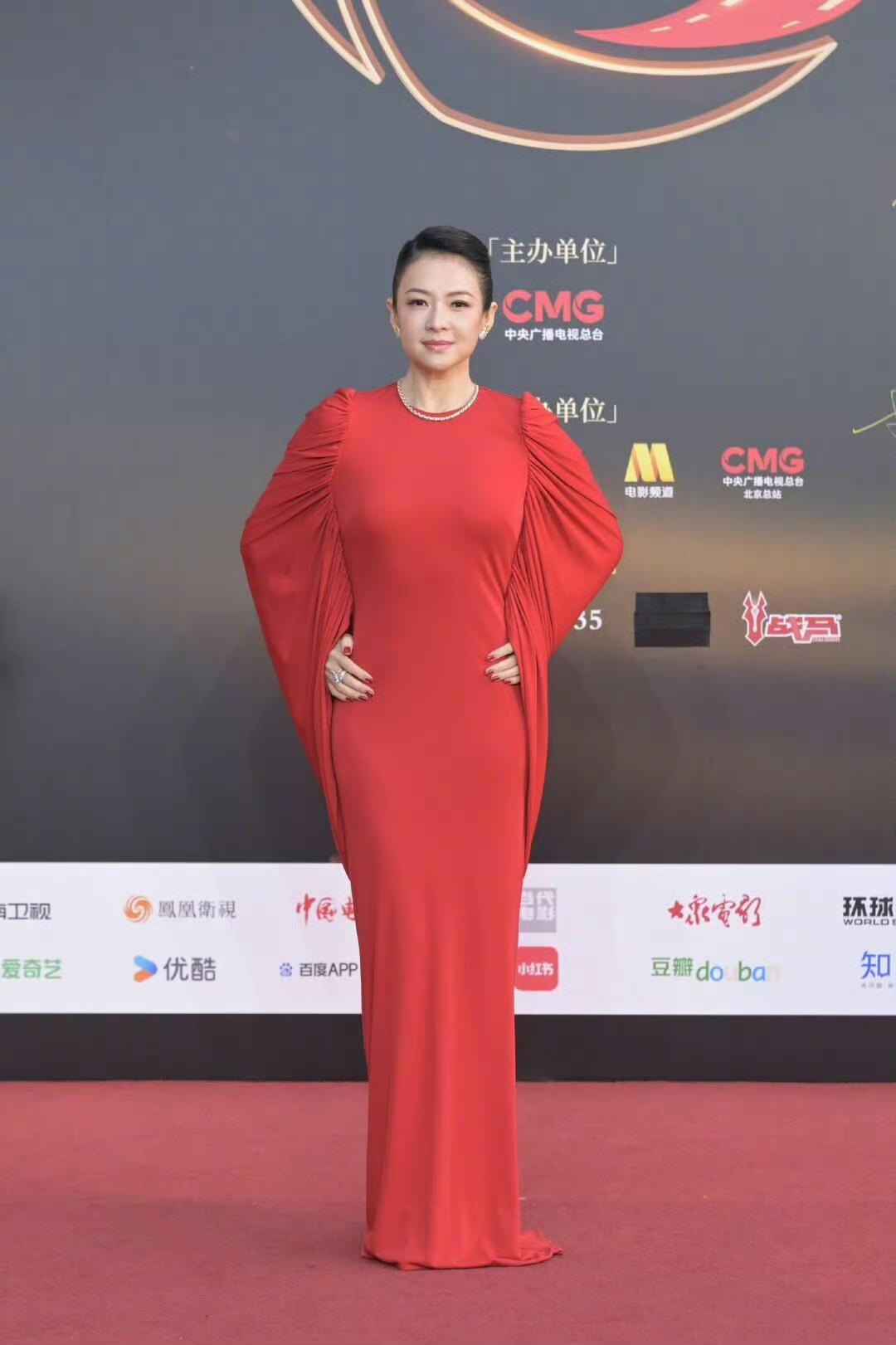 章子怡这是怎么了？

红毯造型像裹了层红纸

骨相再扛老也顶不住

眼神里的疲惫