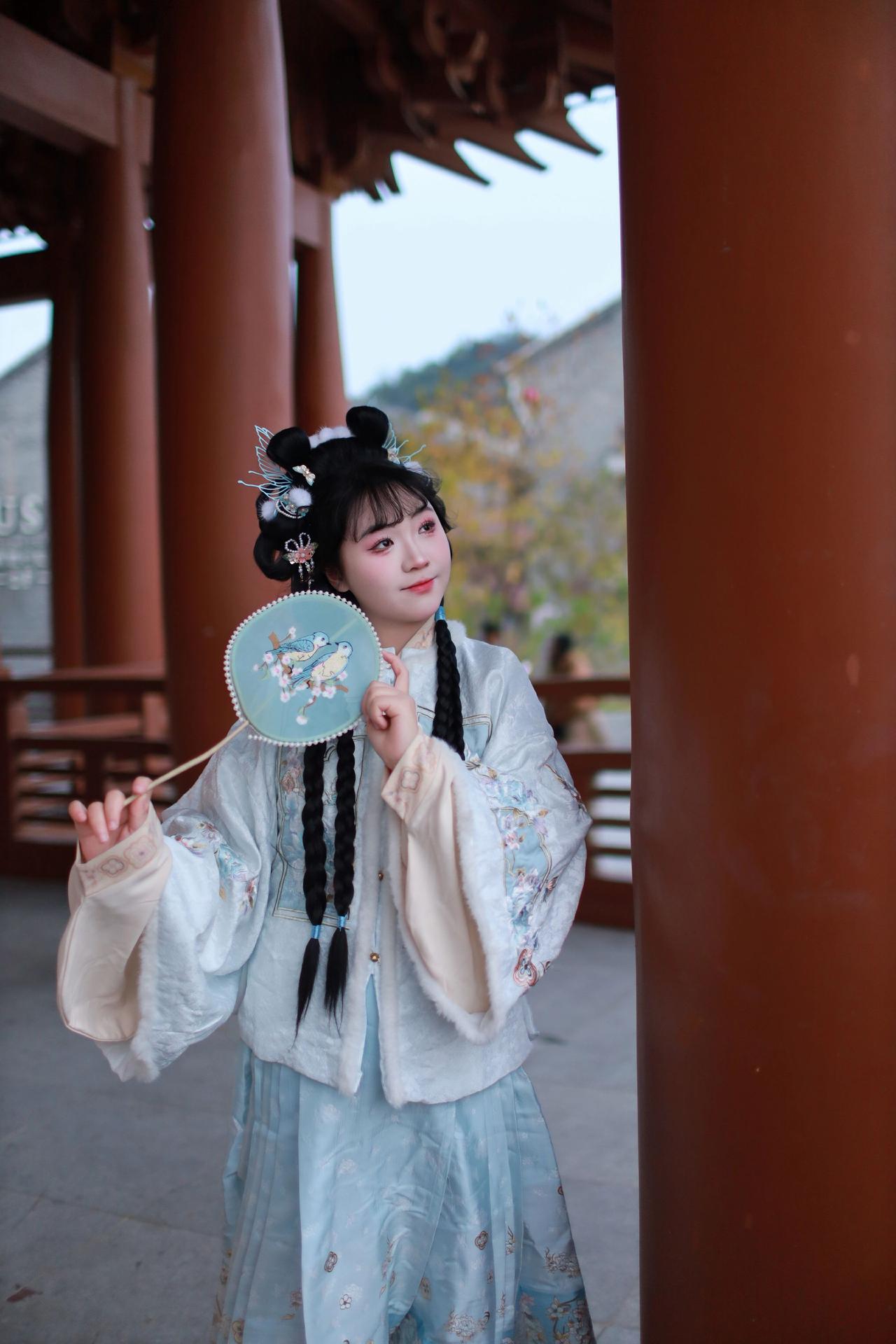 小美女，休息日来古镇打卡照。上了龙城阁随拍好几张。汉服之美在华夏 古风美人 古装