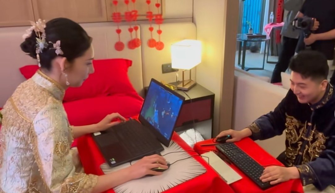 [鼓掌][鼓掌]结婚打刀塔这你受得了吗？陕西的一对新婚夫妇在接亲的时候打起了刀塔