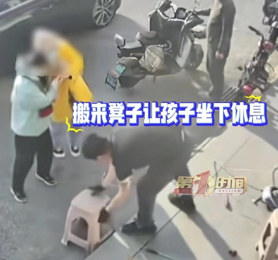 这样的老板就该发财！街头修车铺上演温情一幕，大姐带着先天残疾孩子前来修车，修车老