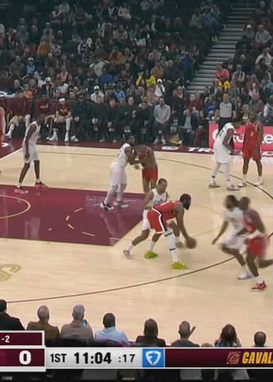 哈登在高位拿球单打的时候，虽然已经没有速度优势，但他有身材、有力量、有经验。他最