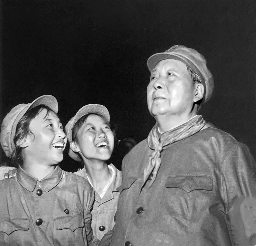 站在伟人毛主席身边的两位普普通通的小姑娘，见到毛主席后，她俩的兴奋之情，激动之情