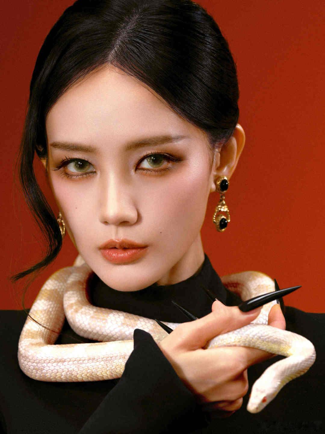 李一桐拿的是真蛇 李一桐黑长美甲 最夯造型李一桐芭莎之夜造型太敢了?一身剪裁利落