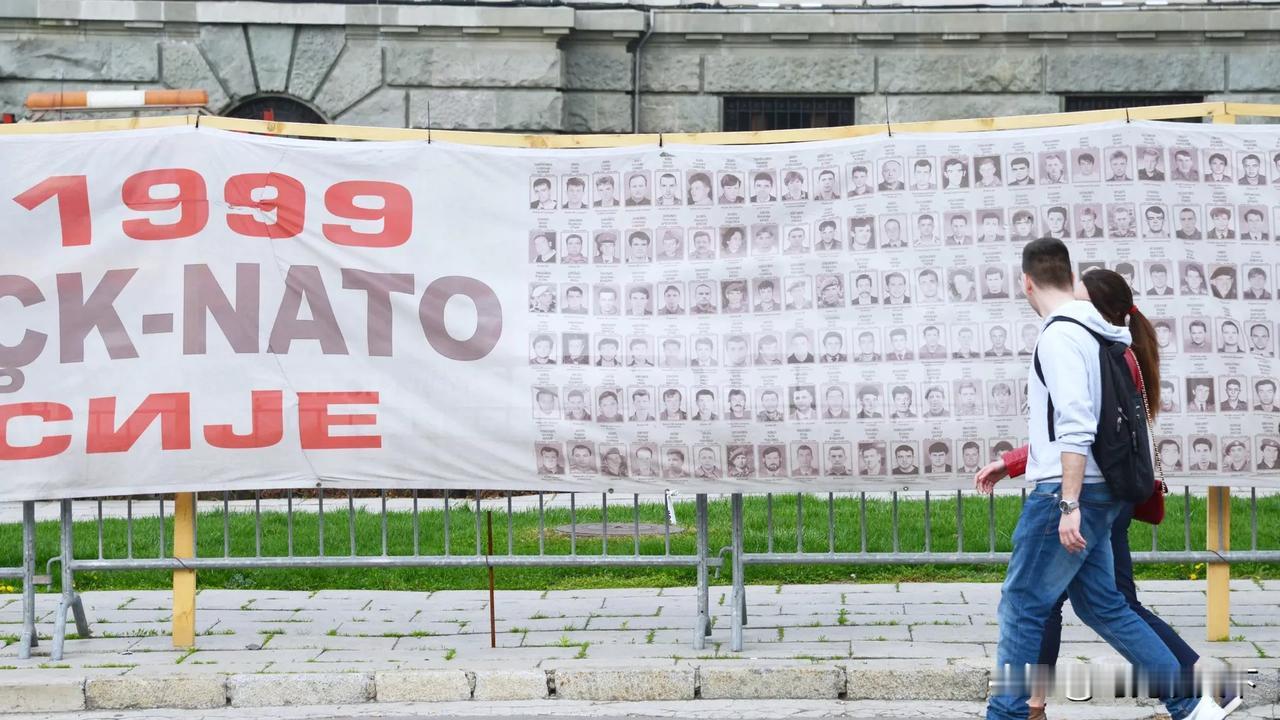 塞尔维亚向被北约轰炸的南联盟中国大使馆献花，引起外界高度关注。

4月26日，塞