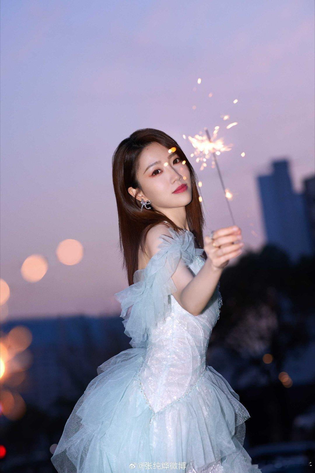 张纯烨张纯烨 七月打卡支持纯烨清晨的阳光照耀着花朵散发着芬芳凝聚着爱情开心每刻快