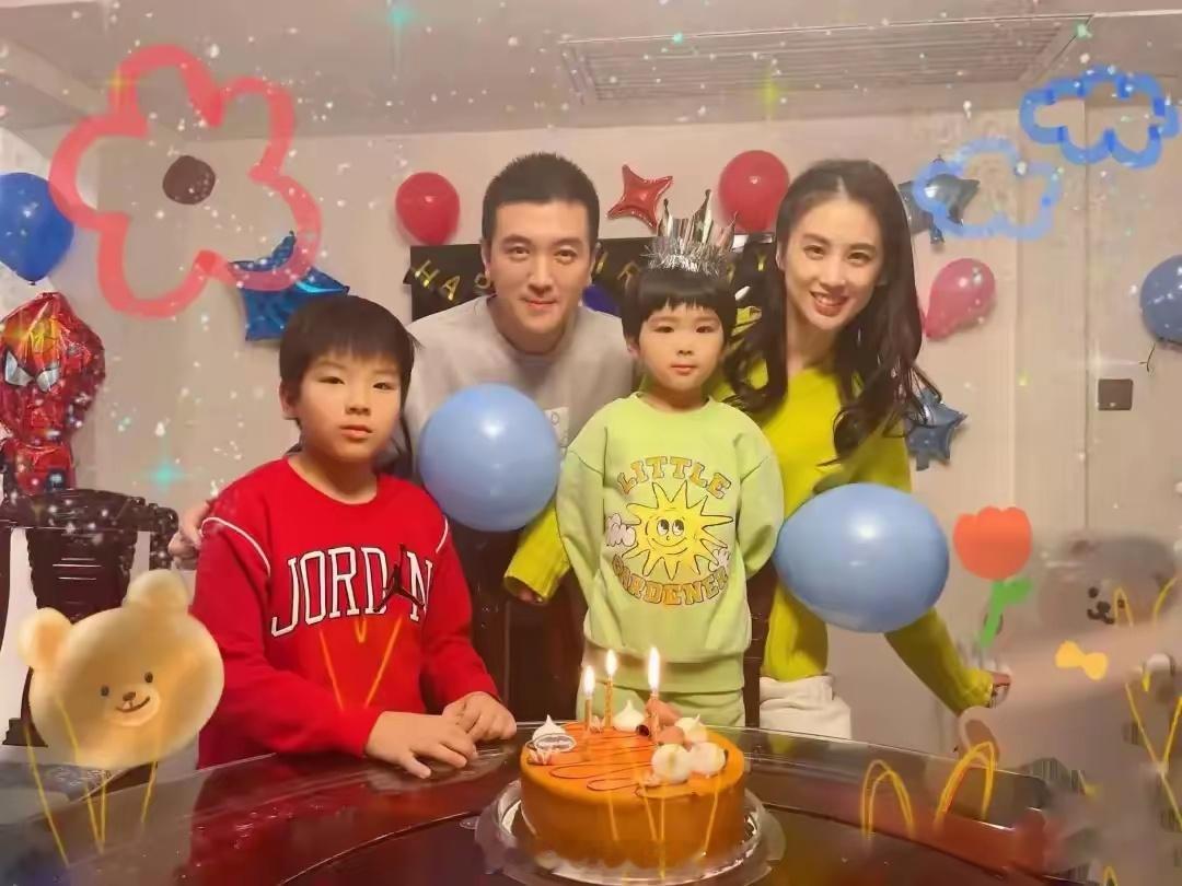 杨子黄圣依离婚早就有迹可循，看这张照片，大人演戏，而他们的孩子.看起来并不开心，