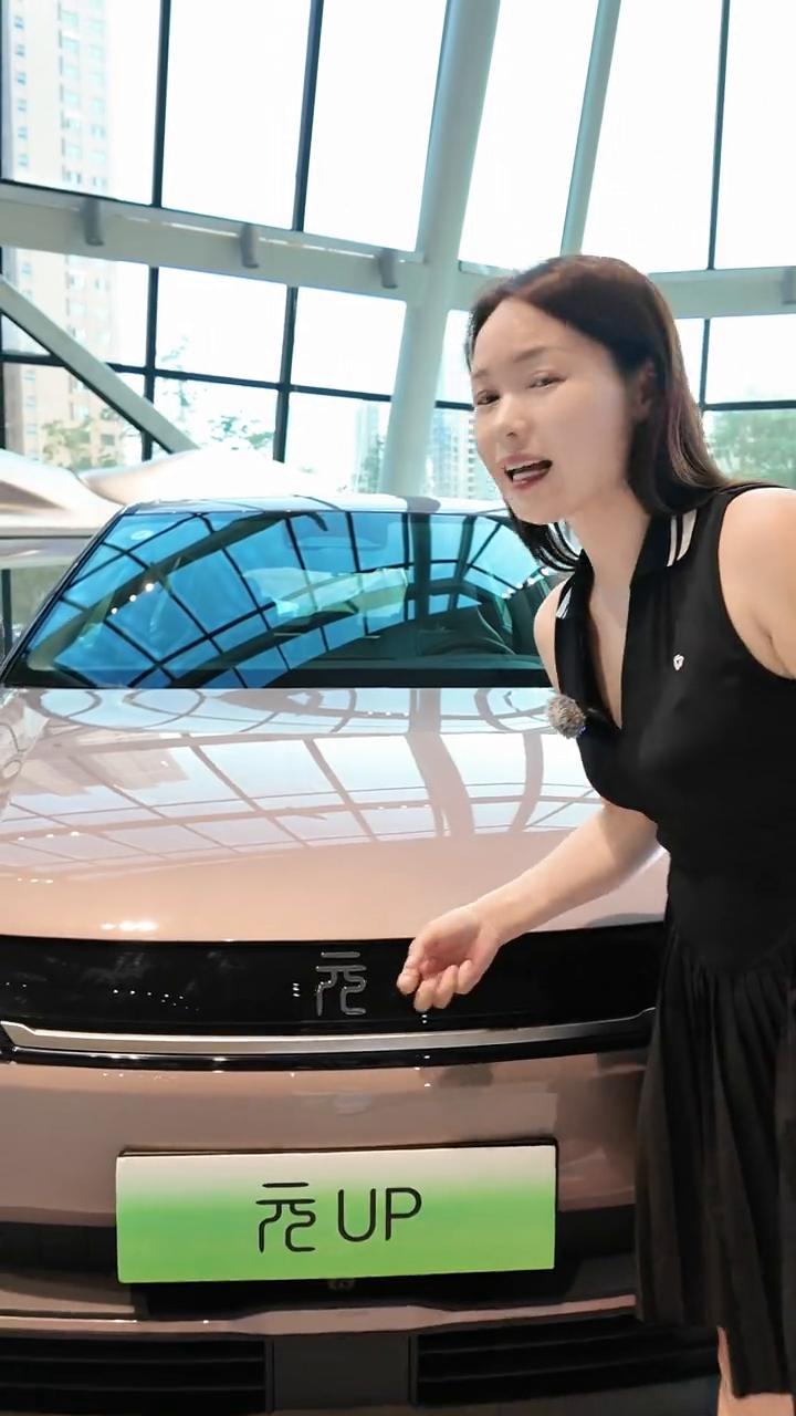 年轻人的第一台车：比亚迪元UP。
屏幕前的小伙伴们，你们觉得这款车比亚迪元UP是