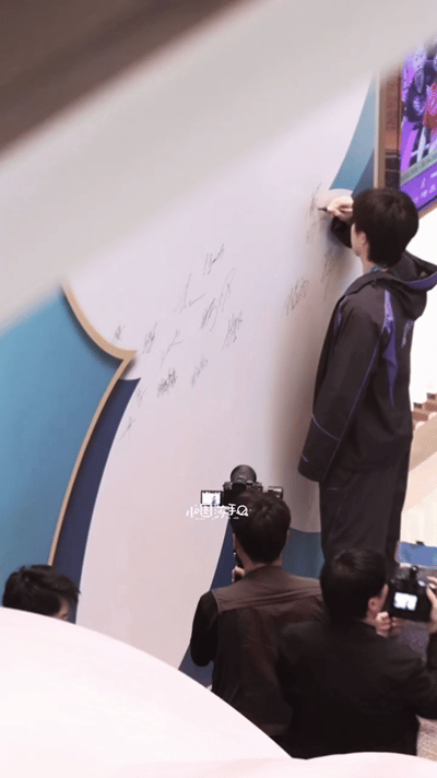 王楚钦在晚宴现场签名并拍照，一眼就看到了莎莎的签名哦。

晚宴上的签名，莎莎都是