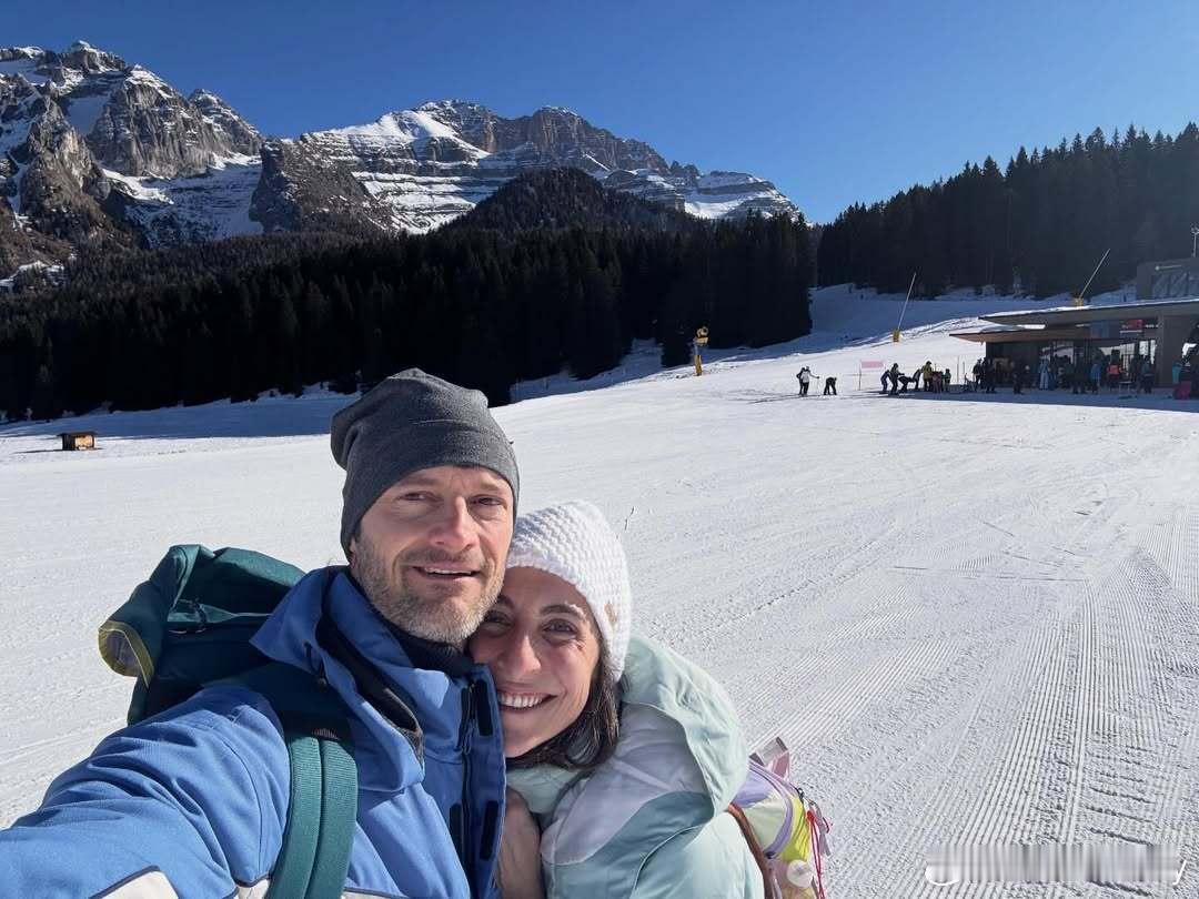 高兹德一家在世界著名滑雪圣地→意大利北部多洛米蒂山脉的马达莱纳迪坎皮利奥度假。女