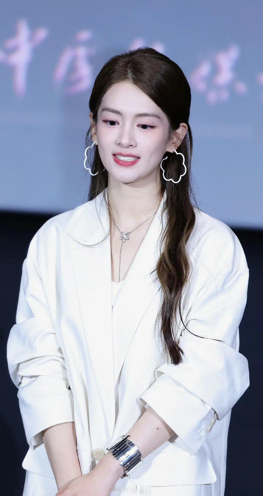 陈昊宇怎么这么瘦了？太瘦了都不好看了 ​​​