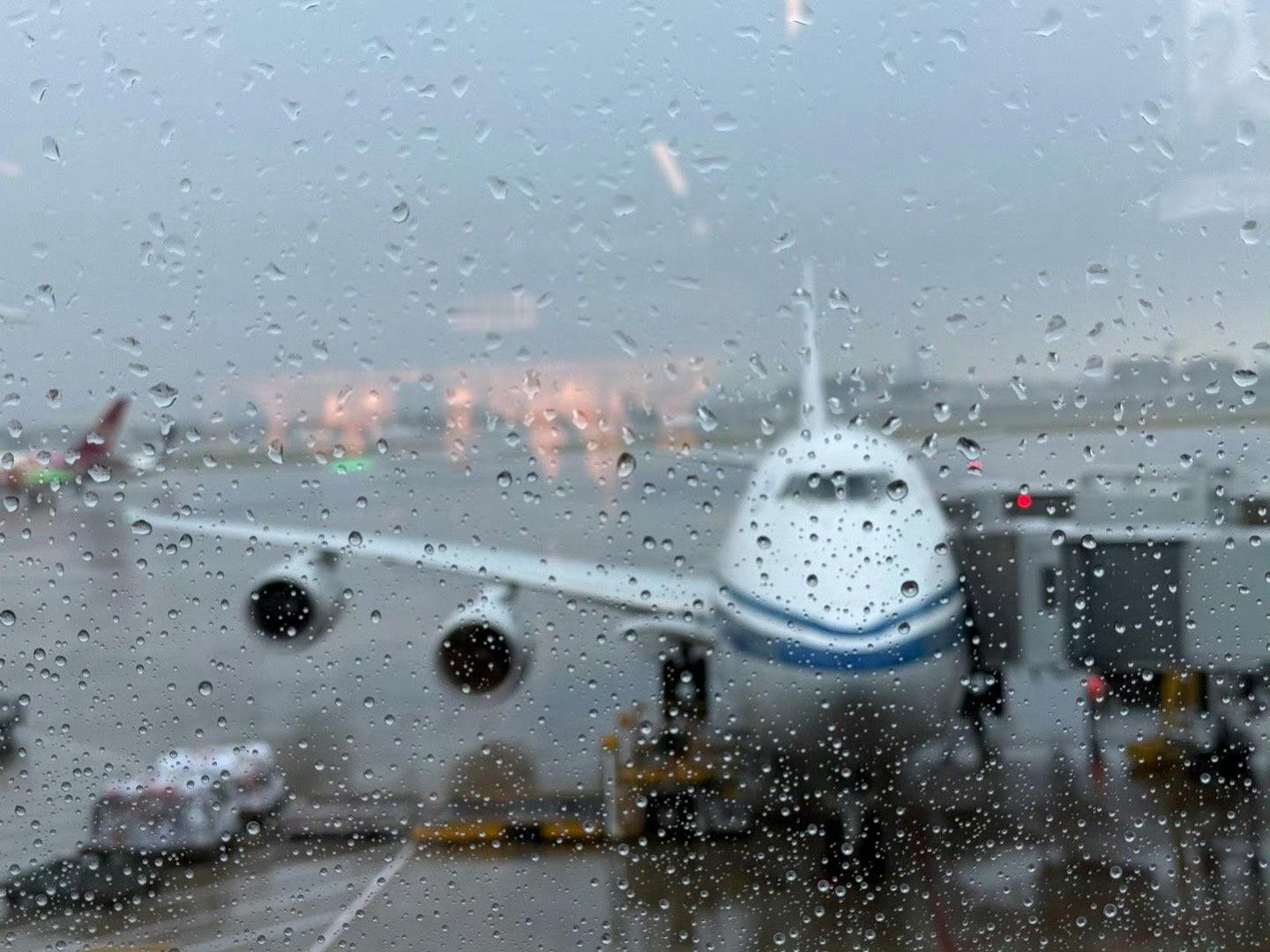 赶飞机为什么要提前那么久到机场主要看两个时间：起飞前45分钟停止值机，手机提前值