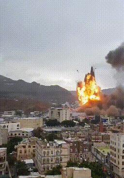 巨型爆炸！12架飞机扑向胡塞武装，倾泻35枚导弹，总统府、油库、发电站被尽毁！
