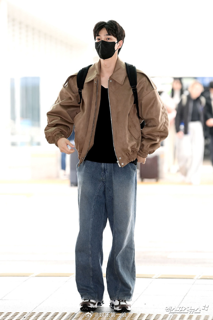 宋江出发上海宋江素颜出发上海 ​​​今早宋江素颜出发上海参加见面会，这是他退伍后