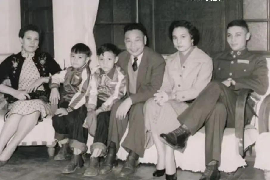50年代中期，蒋经国、蒋方良夫妇与四个子女在家中的合影，照片中的蒋孝文当时正在高