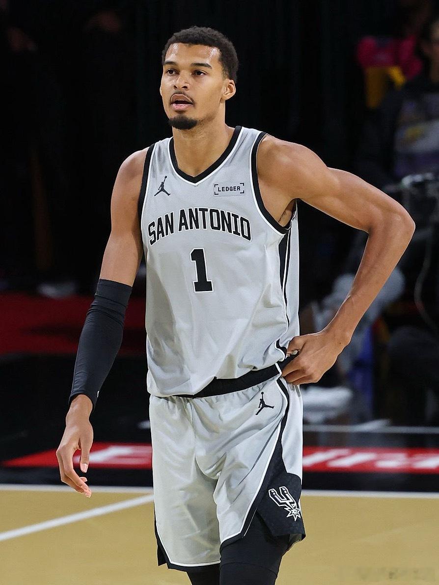 文班亚马在今天的杯赛决赛将继续替补出战！马刺vs尼克斯