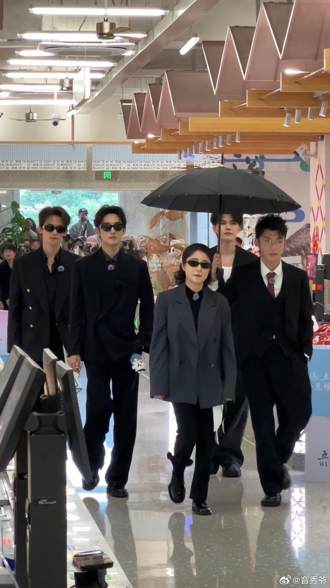 代旭常华森董思成穿西装去菜市场风华合伙人风华合伙人也太会整活了吧！代旭常华森董思