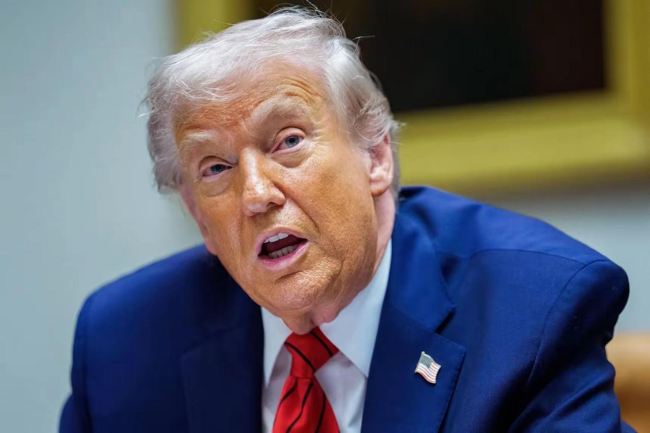 特朗普是铁了心要把格陵兰岛收入囊中，居然把他最拿手的招数“关税大棒”都拿了出来。