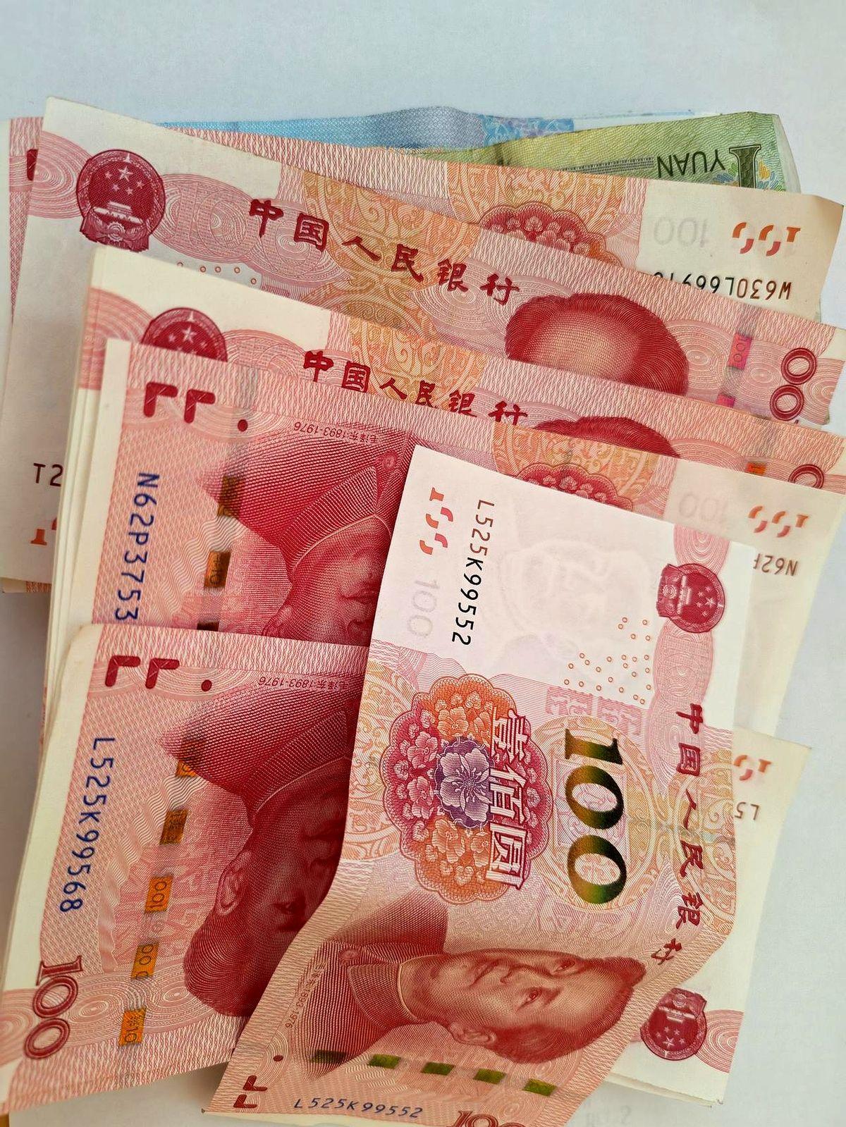 退休了，每月的盼头就是发退休金的日子。
这日子赶上节假日，她就从早到晚守着那点动