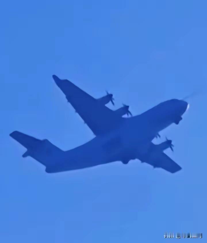我国新一代运输机被拍！
近日，网络曝光了多张四发螺旋桨飞机照片，而这很可能是我国
