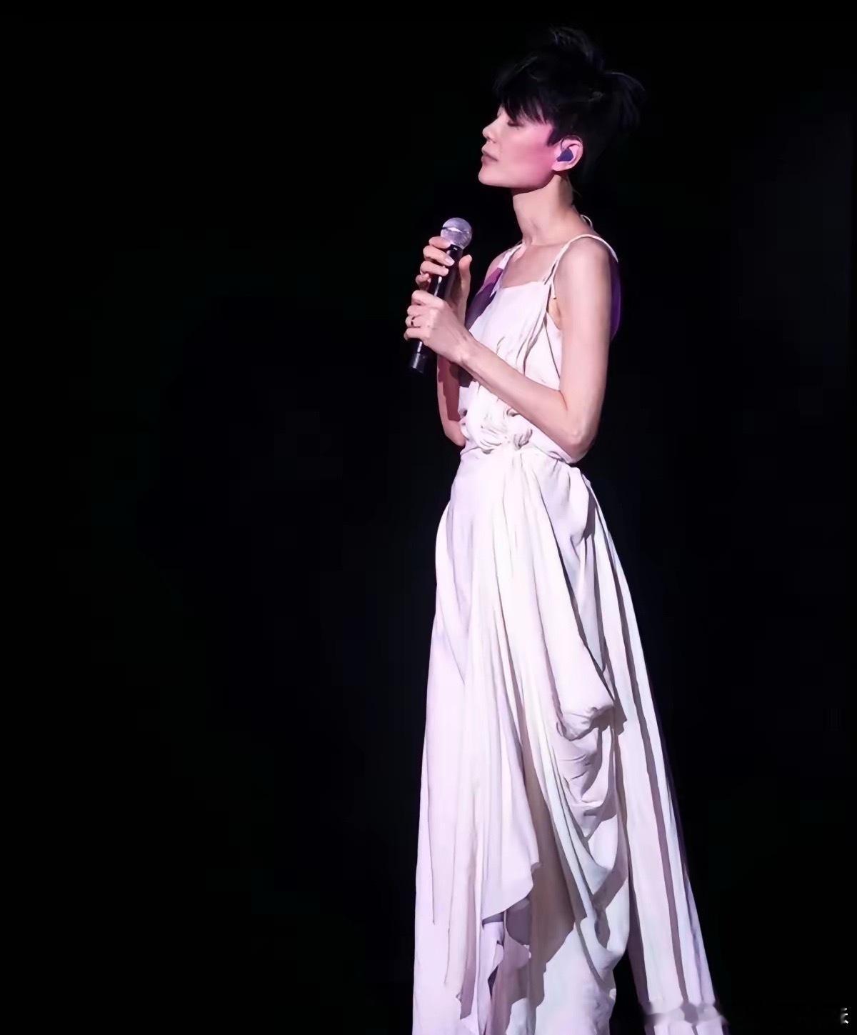 Ryan十多年前为王菲拍的神图，依然绝美，不仅很多菲迷把图一当屏保和壁纸，连王菲