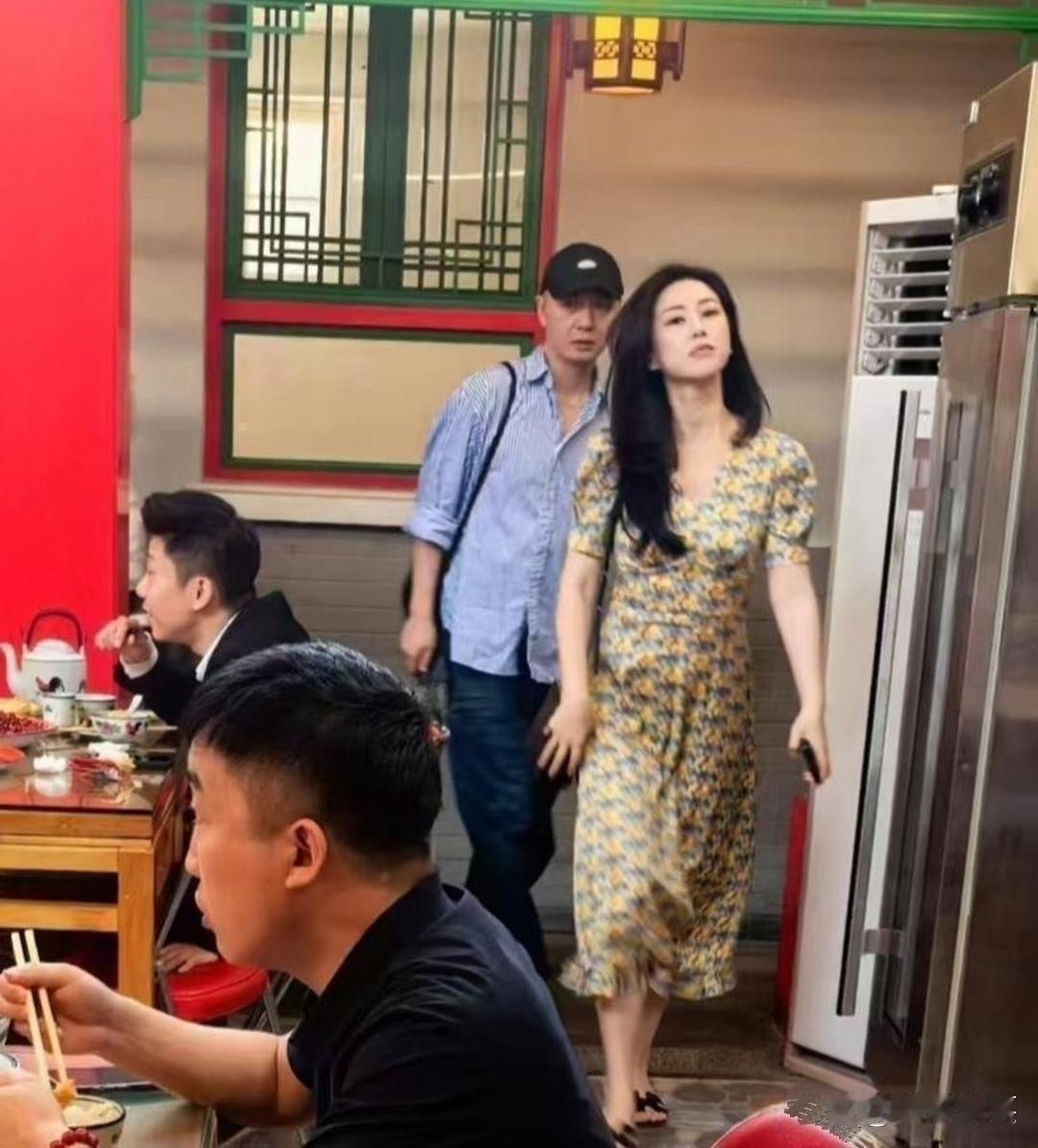 40岁朱珠现身北京一家餐馆，长裙配拖鞋，一头长发飘飘，实在太美了！女明星确实和普