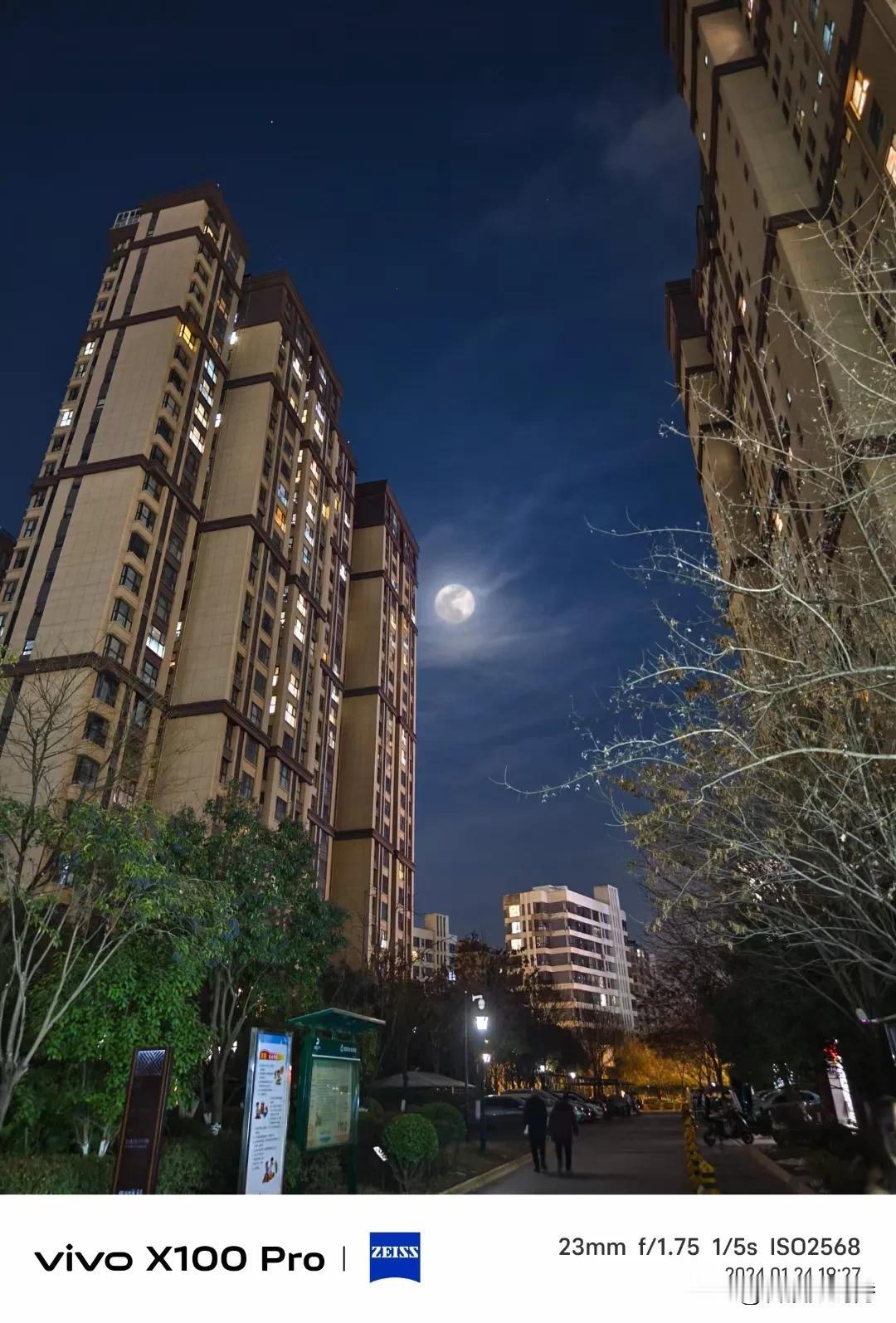 城市夜景璀璨，明月高悬天际。除了苹果手机之外，我最喜欢的就是这个vivo X10
