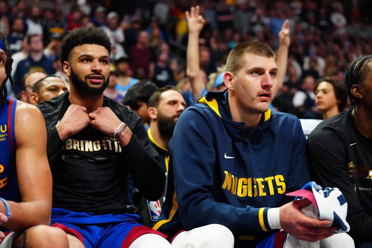 丹佛掘金在周日对阵圣安东尼奥马刺的比赛中再次大面积轮休主力阵容，不过三届MVP得