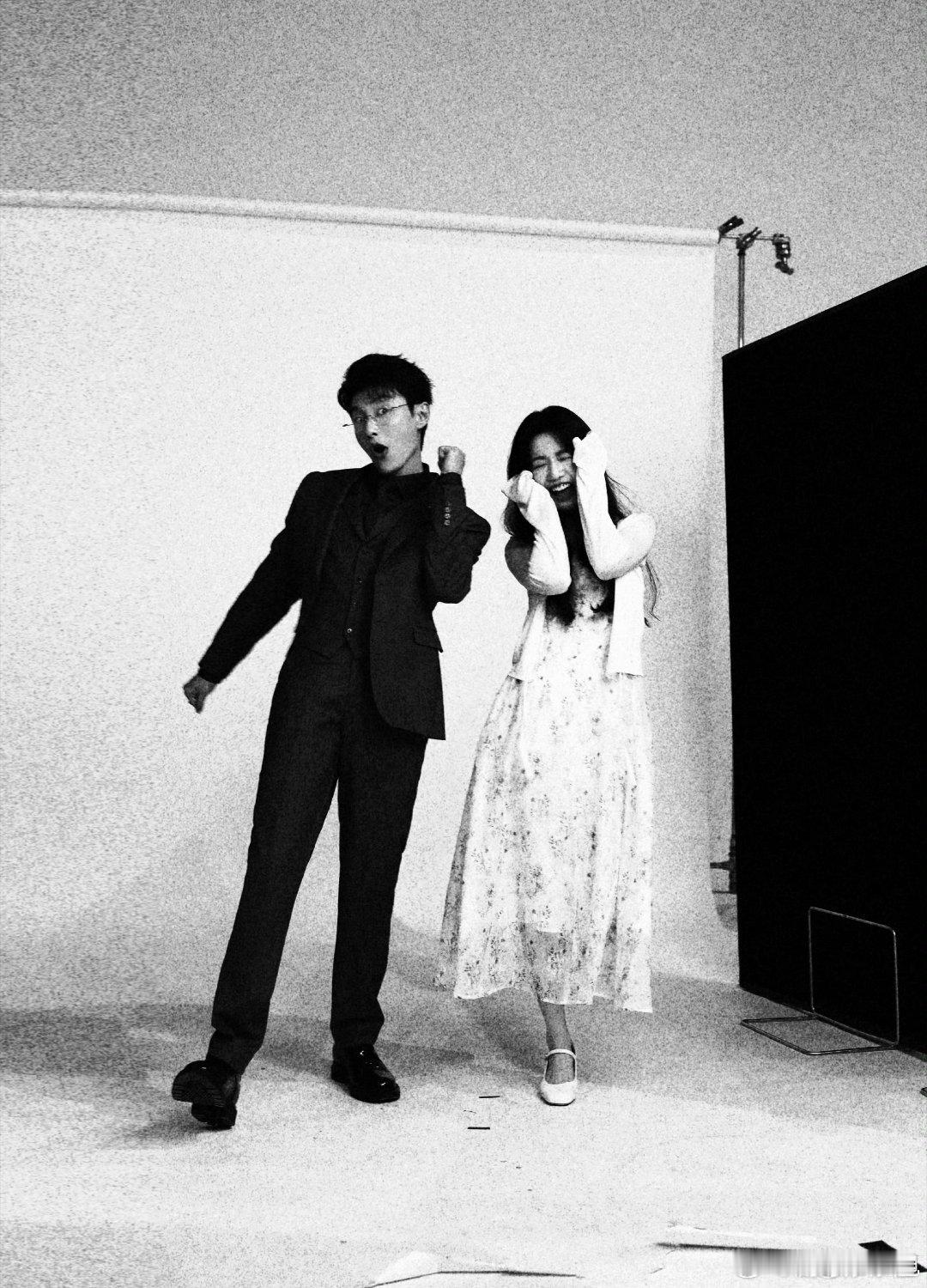 代旭《轧戏》杀青博里的配图是裴轸三要素：眼镜、戒指、创可贴🥹常推的眼镜👓常戴