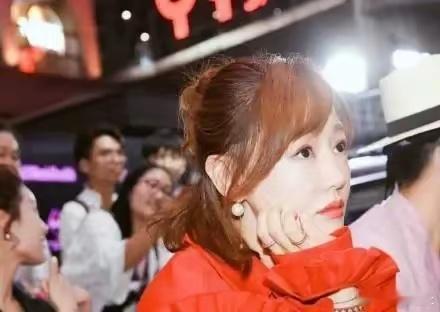 与胡歌分手16年后，薛佳凝终于有了新的恋情，胡歌也可以松口气了 